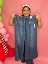 Load image into Gallery viewer, Judy Blue Featherweight Palazzo Denim