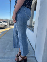Load image into Gallery viewer, SUTTON RISEN STRAIGHT LEG CROP DENIM
