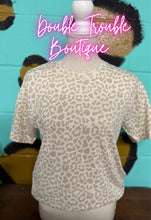 Load image into Gallery viewer, MASCOT REPEAT PUFF LEOPARD SPIRIT TEE