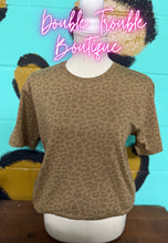 Load image into Gallery viewer, MASCOT REPEAT PUFF LEOPARD SPIRIT TEE