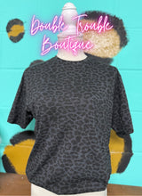 Load image into Gallery viewer, MASCOT REPEAT PUFF LEOPARD SPIRIT TEE