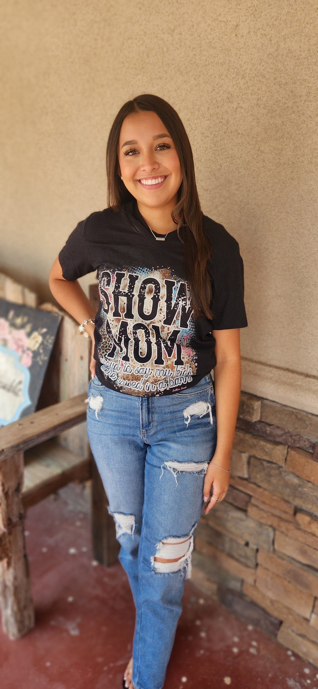 SHOW MOM VNECK TEE