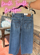 Load image into Gallery viewer, RAINA JUDY BLUE WIDE LEG CROPS - MEDIUM WASH
