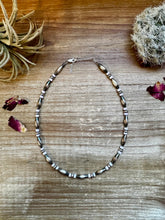Load image into Gallery viewer, Torpedo choker Sterling Silver Pearls and pink conch
