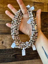 Load image into Gallery viewer, Torpedo choker Sterling Silver Pearls and pink conch
