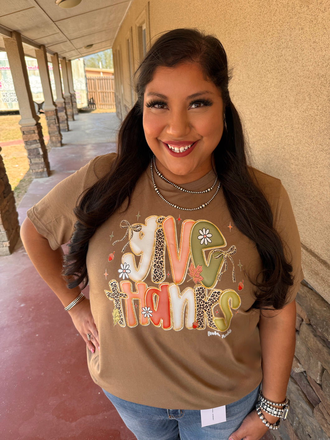 GIVE THANKS GRAPHIC TEE