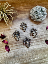 Load image into Gallery viewer, Skull pendant
