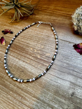 Load image into Gallery viewer, Torpedo choker Sterling Silver Pearls and pink conch
