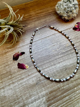 Load image into Gallery viewer, Torpedo choker Sterling Silver Pearls and pink conch
